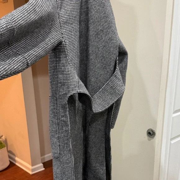 Elegant Black and White Houndstooth Hooded Coat - Picture 5 of 9